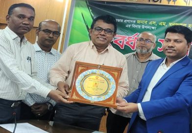 বিশেষ সম্মাননা অর্জন করেছেন পৌরসভার কর্মকর্তা নুরুল আমিন চৌধুরী